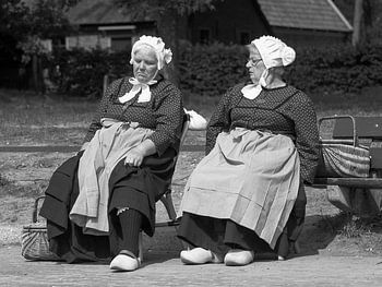 Hollandse boerinnen in klederdracht.