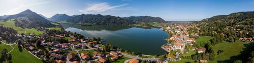 Luftbildpanorama vom Schliersee mit blauem Himmel und Wolken