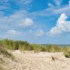 Strand, duinen de zee en een blauwe met wolken lucht van Jolanda de Jong-Jansen