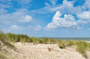 Strand, duinen de zee en een blauwe met wolken lucht sur Jolanda de Jong-Jansen