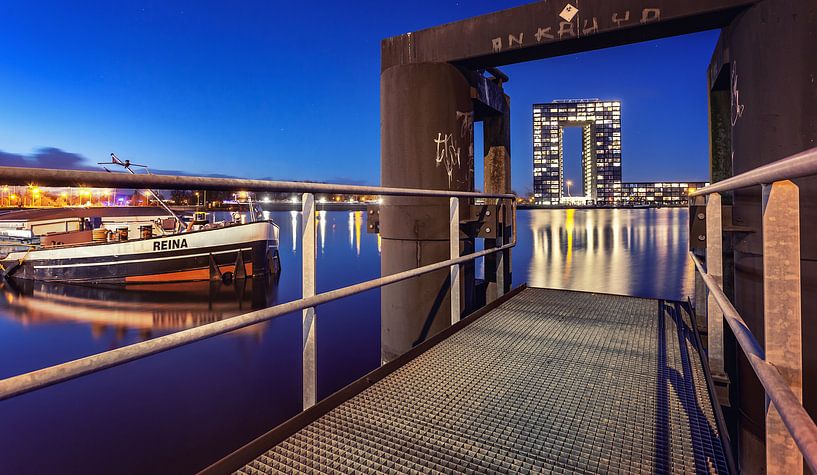 Tasmanischer Turm Groningen während der blauen Stunde von Martijn van Dellen