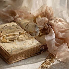 Livres anciens avec lunettes et noeud - Light Painting nostalgique sur Joriali photographie et peintures