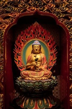 Fine art van een Chinese Boeddha in een Chinese tempel in Singapore van Jeroen Langeveld, MrLangeveldPhoto