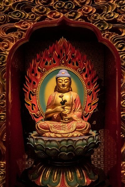 Kunstwerk eines chinesischen Buddhas in einem chinesischen Tempel in Singapur von Jeroen Langeveld, MrLangeveldPhoto