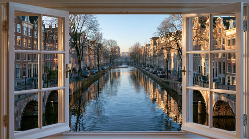 :Blick auf die Amsterdamer Grachten – Klares Fenster mit historischen Treppengiebeln