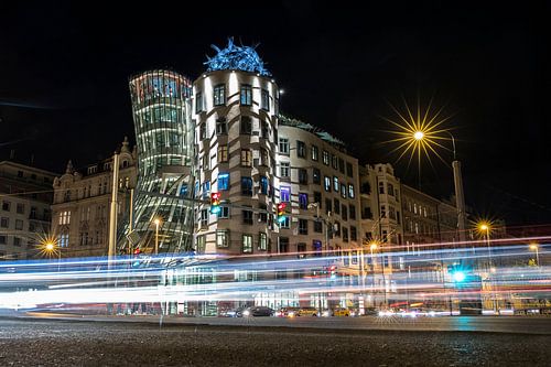 Tanzendes Haus in Prag am Abend von Marcia Kirkels