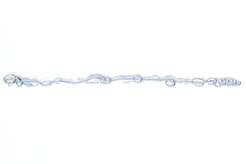 Luftblasen auf einer Wasseroberfläche von Thomas Heitz