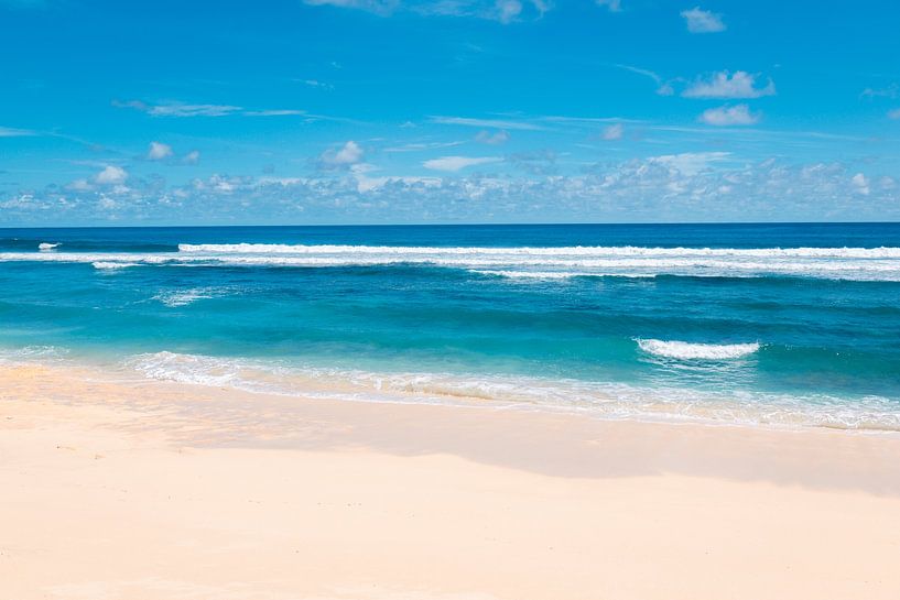 Schöner weißer Strand mit strahlend blauem Wasser (Pantai Nunggalan Beach) auf Bali, Indonesien von Troy Wegman