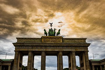De Brandenburger Tor in Berlijn met een oranje lucht van Lizanne van Spanje