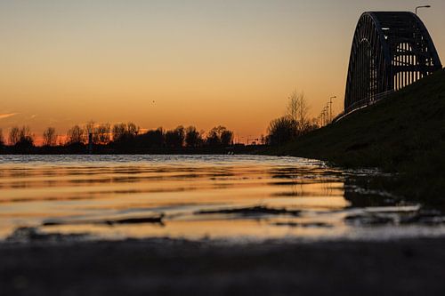 Zonsondergang ijsselbrug Zwolle