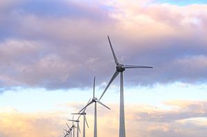 Windkraftanlagen im Windpark bei Sonnenuntergang