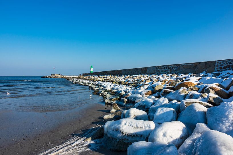Mole in Warnemuende in winter time by Rico Ködder