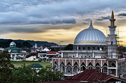 Geistige Gelassenheit vor der Kulisse der indonesischen Berge