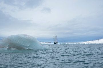 Zeilschip de Antigua tussen ijsbergen bij Svalbard Spitsbergen van Martin Jansen