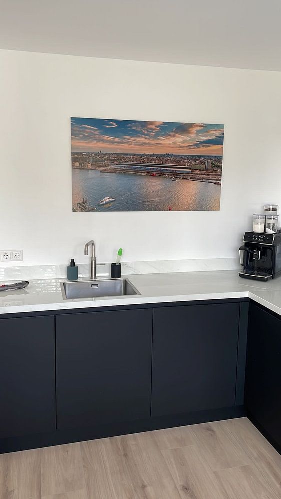 Amsterdam Centraal Station in avondlicht.  van Menno Schaefer 