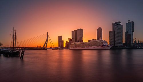 De P&amp;O Britannia tijdens zonsopkomst in Rotterdam