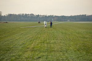 Zweefvliegtuig op grasveld