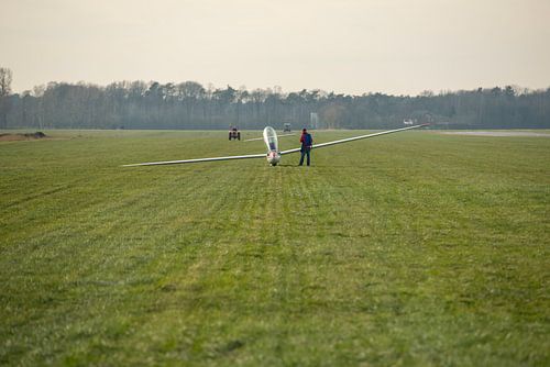 Zweefvliegtuig op grasveld