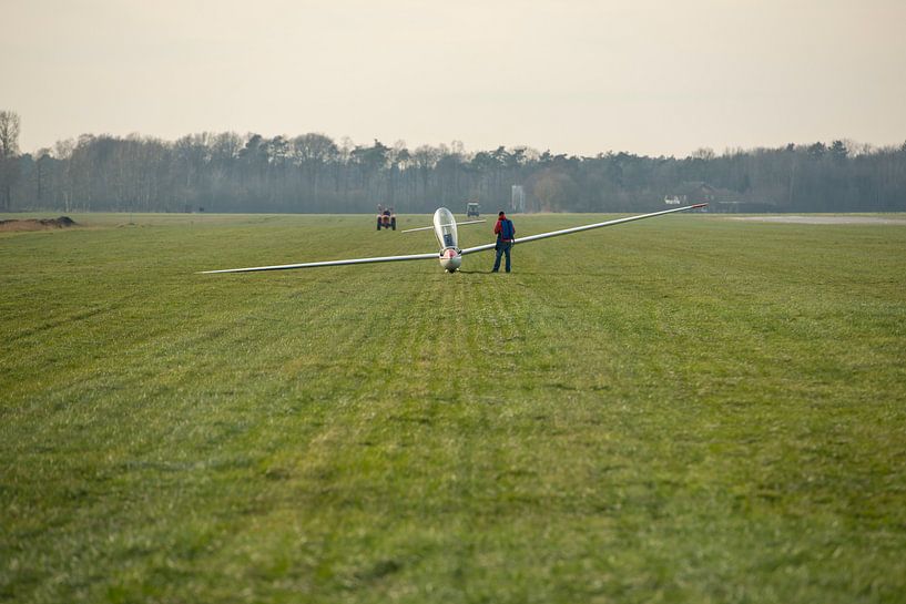 Zweefvliegtuig op grasveld von Tonko Oosterink