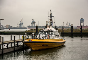 Das Lotsenboot Explorer wartet im Hafen auf einen Lotsen.
