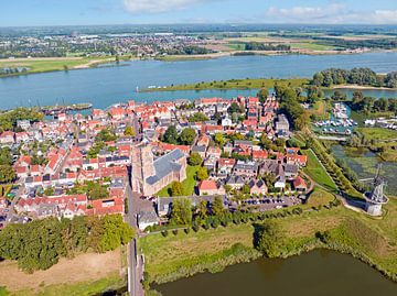 Luftaufnahme der historischen Stadt Woudrichem am Fluss Merwede in den Niederlanden von Eye on You