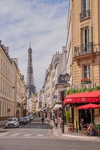 Le paysage de rue de Paris avec la Tour Eiffel