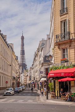 Straatbeeld Parijs met Eiffeltoren van Bianca Kramer