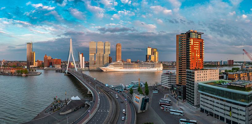 cruiseseizoen gestart in Rotterdam panorama 2 van Midi010 Fotografie