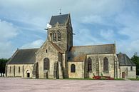 Amerikaanse parachutist hangt nog steeds aan de kerktoren in Sainte-Mère-Église. van Gert van Santen thumbnail