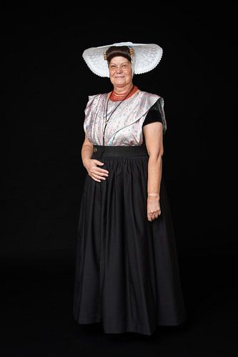 Portret volwassen vrouw in Nederlandse klederdracht