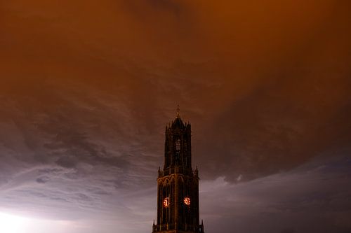 Dunkler Dom Tower mit Gewitterwolke in Utrecht