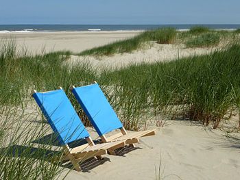 zwei blaue Strandstühlchen
