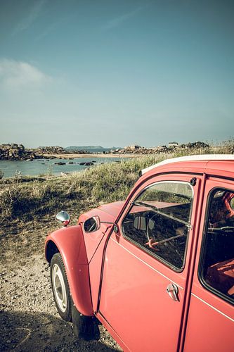 Franse klassieke Citroën 2CV auto geparkeerd in de duinen in de buurt van het strand in Bretagne, Fr