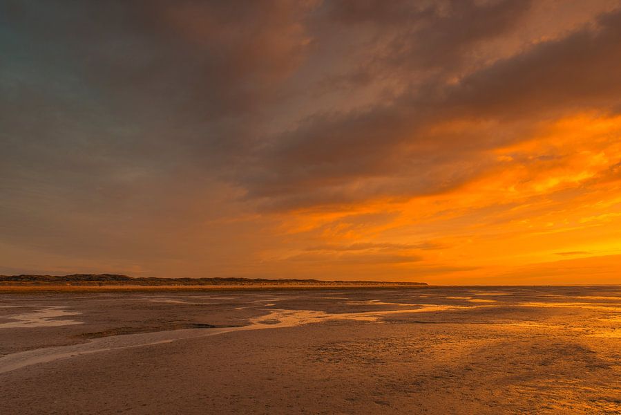 Zonsondergang op het strand van Schiermonnikoog aan het eind van de dag