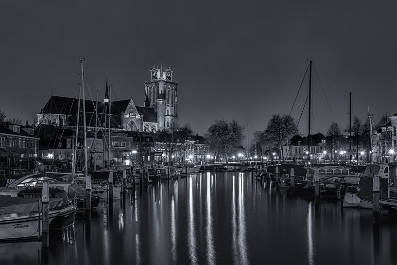 Grote Kerk und Nieuwe Haven in Dordrecht am Abend - schwarz-weiß von Tux Photography