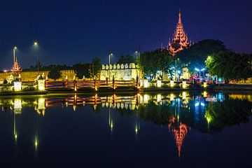 Het koninklijk paleis van Mandalay in Myanmar van Roland Brack