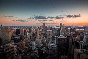 Zonsondergang New York City met uitzicht op Empire State building van Thea.Photo