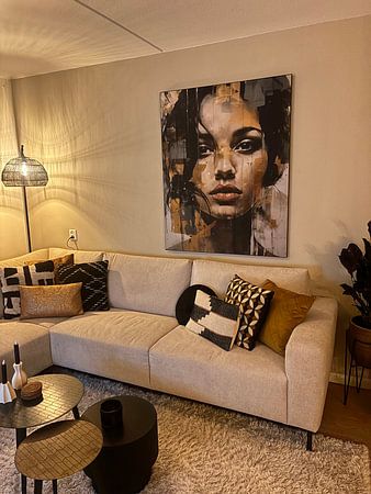 Portrait de style collage avec accents dorés