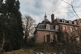 Ecke des Verfalls: Verlassenes Herrenhaus im belgischen Winter von Melvin Meijer