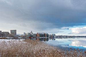 Blick über die Warnow auf die Hansestadt Rostock im Winter