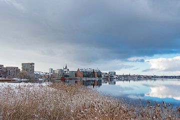 Blick über die Warnow auf die Hansestadt Rostock im Winter von Rico Ködder