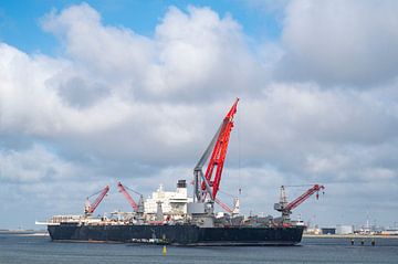 Pioneering Spirit offshore zwaar hijsschip in de haven van Rotterdam van Sjoerd van der Wal