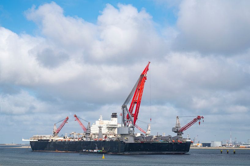 Pioneering Spirit offshore zwaar hijsschip in de haven van Rotterdam van Sjoerd van der Wal Fotografie