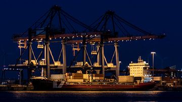 Containerschip in belading bij nacht