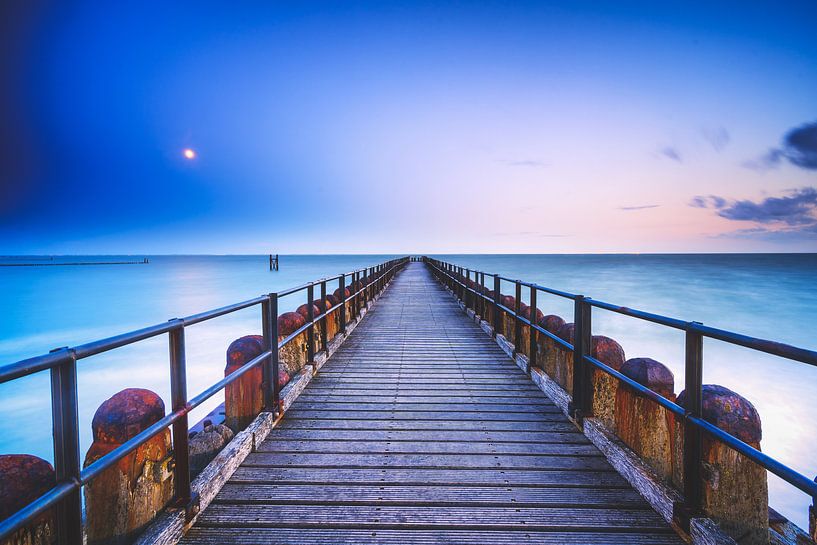 De lange zee pier van het zuiderhoofd bij Westkapelle in Zeeland. van Fotografiecor .nl