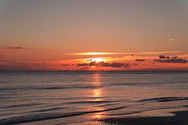 Am Strand von Blåvand bei Sonnenuntergang am Meer