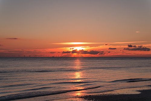 Op het strand van Blåvand bij zonsondergang aan zee