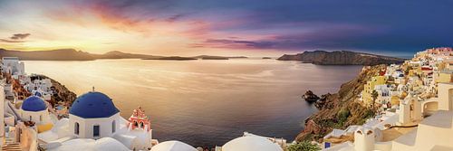 Het dorp Oia op het eiland Santorini in de zachte zonsopgang boven de Middellandse Zee