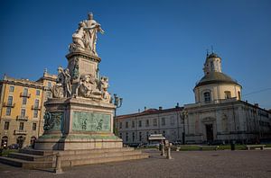 Statue d'un enfant avec sa mère devant la statue de Camillo Benso, comte de Cavour à Turin