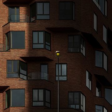 Architectuur Zuidas Amsterdam met straatverlichting van Wim Schuurmans